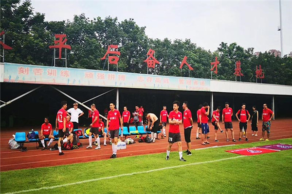 “市長杯”足球聯(lián)賽開幕，隆中健兒們加油！