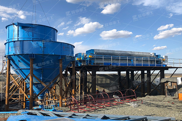 污水處理成套設(shè)備有哪些？日處理量1000噸的污泥壓濾機(jī)多少錢(qián)一臺(tái)？